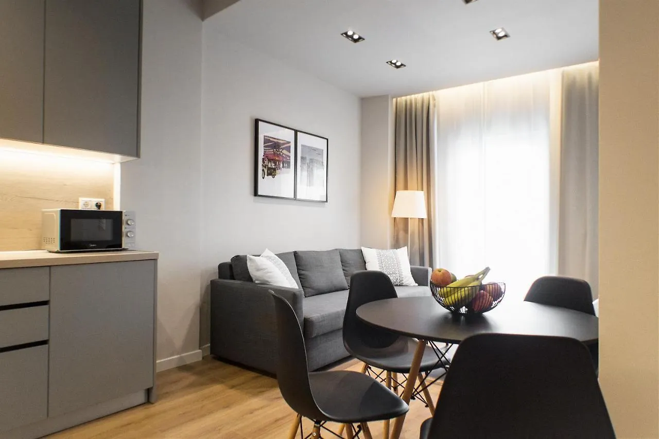 Stylish And Renovated Retreat In Thessaloniki: Cozy Apartment At Ioulianou 33