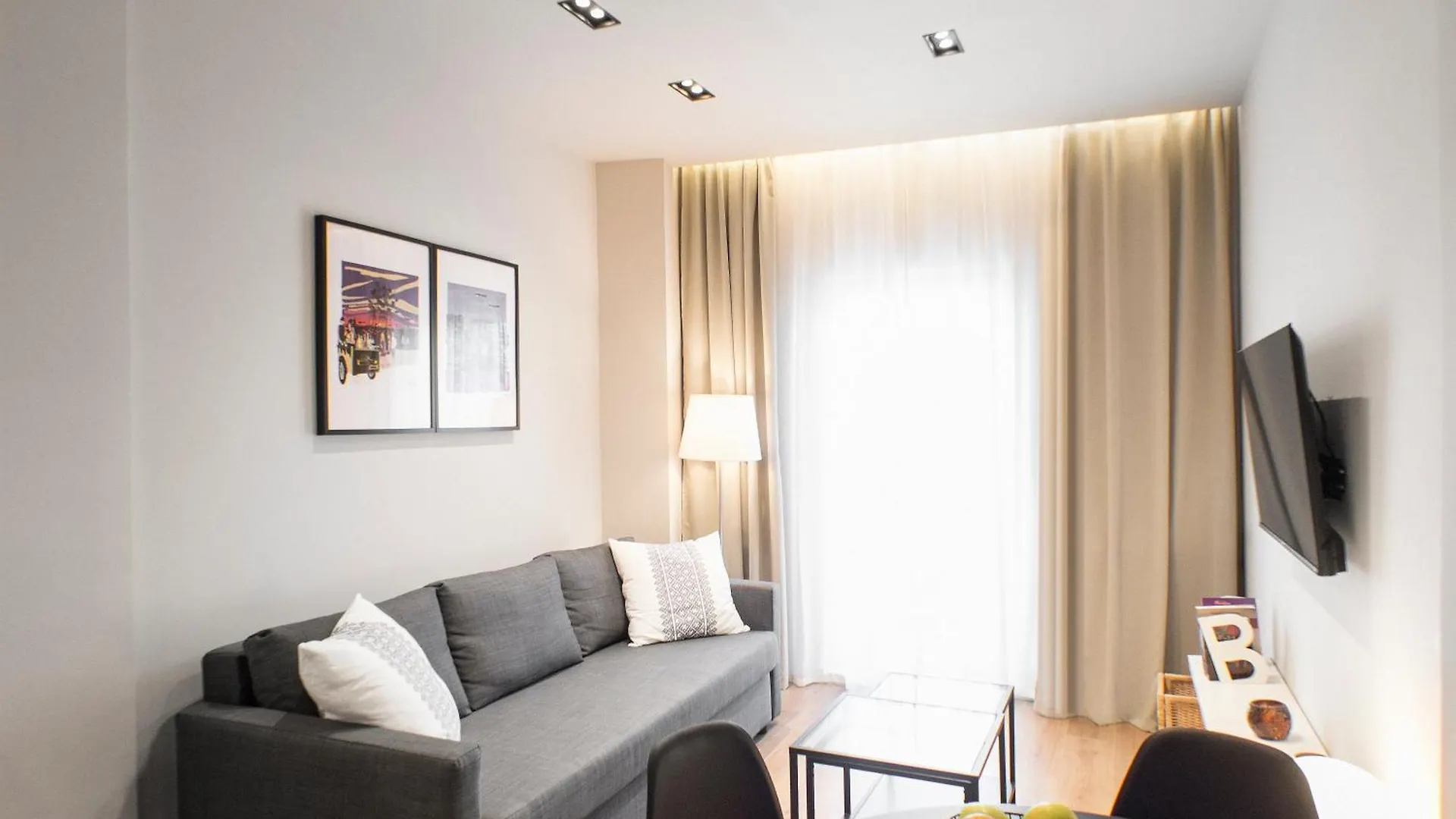 Stylish And Renovated Retreat In Thessaloniki: Cozy Apartment At Ioulianou 33 Griekenland