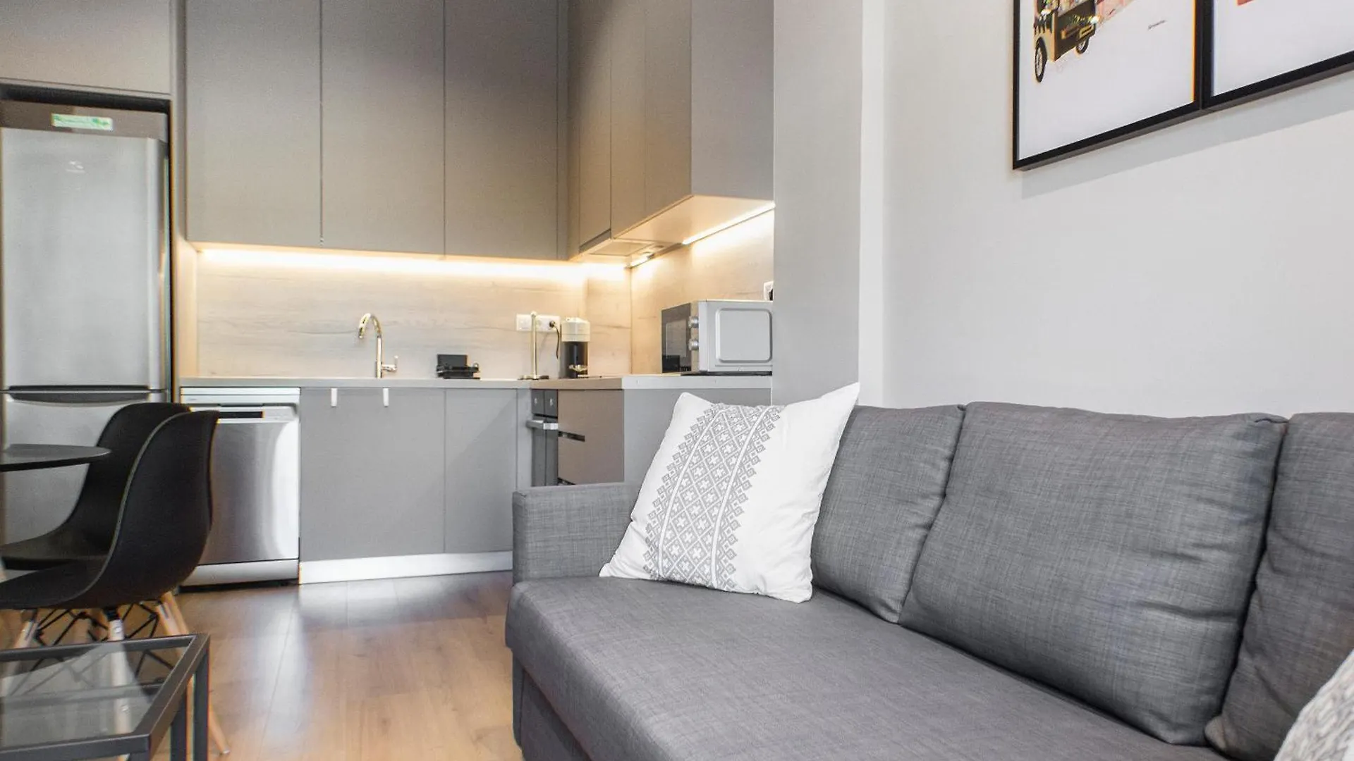 Stylish And Renovated Retreat In Thessaloniki: Cozy Apartment At Ioulianou 33 0*, Thessaloniki Greece